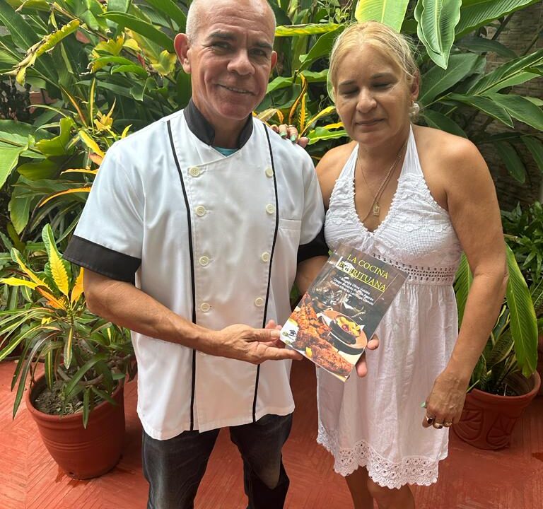 1 Nuestros autores residentes en Cuba reciben sus libros